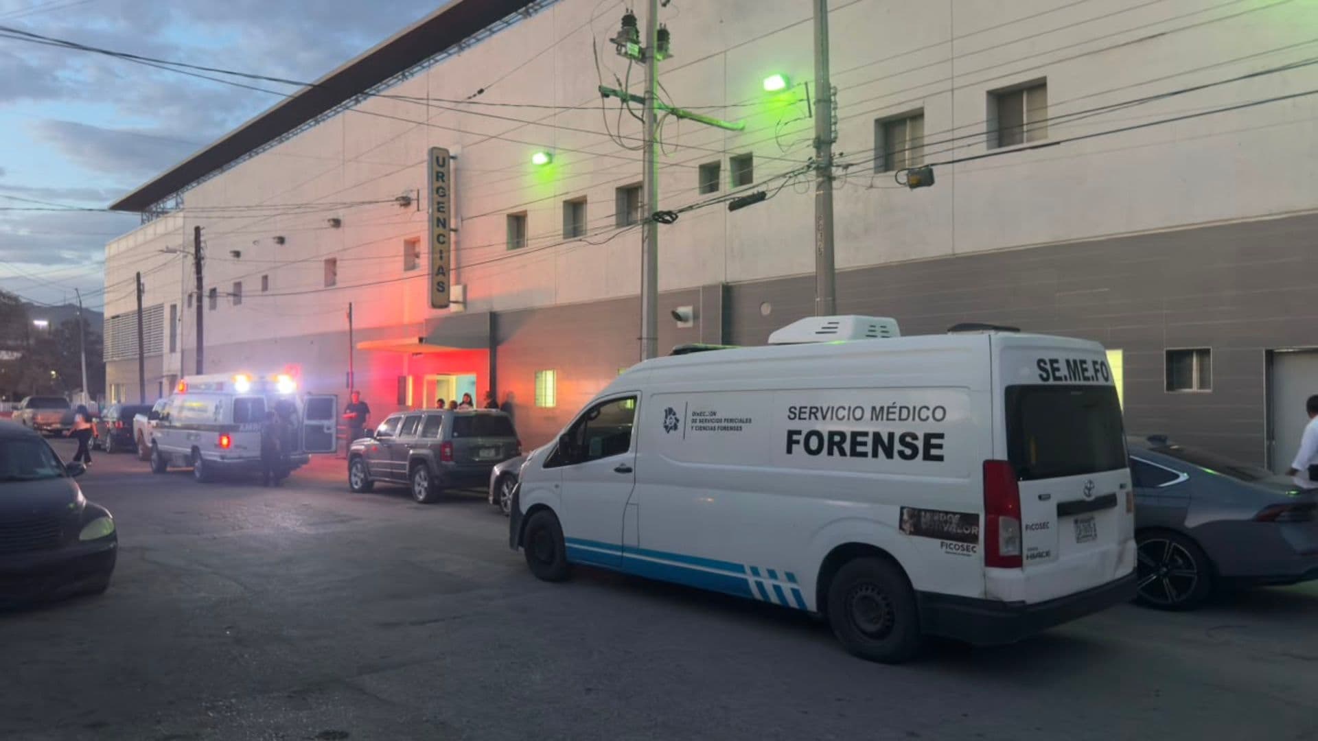 Al hospital arribó personal de la Unidad del Semefo para realizar el traslado del cuerpo
