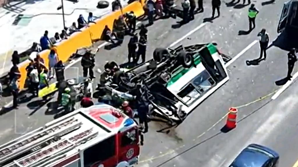 Volcadura de microbús en la México-Pachuca. Foto: N+