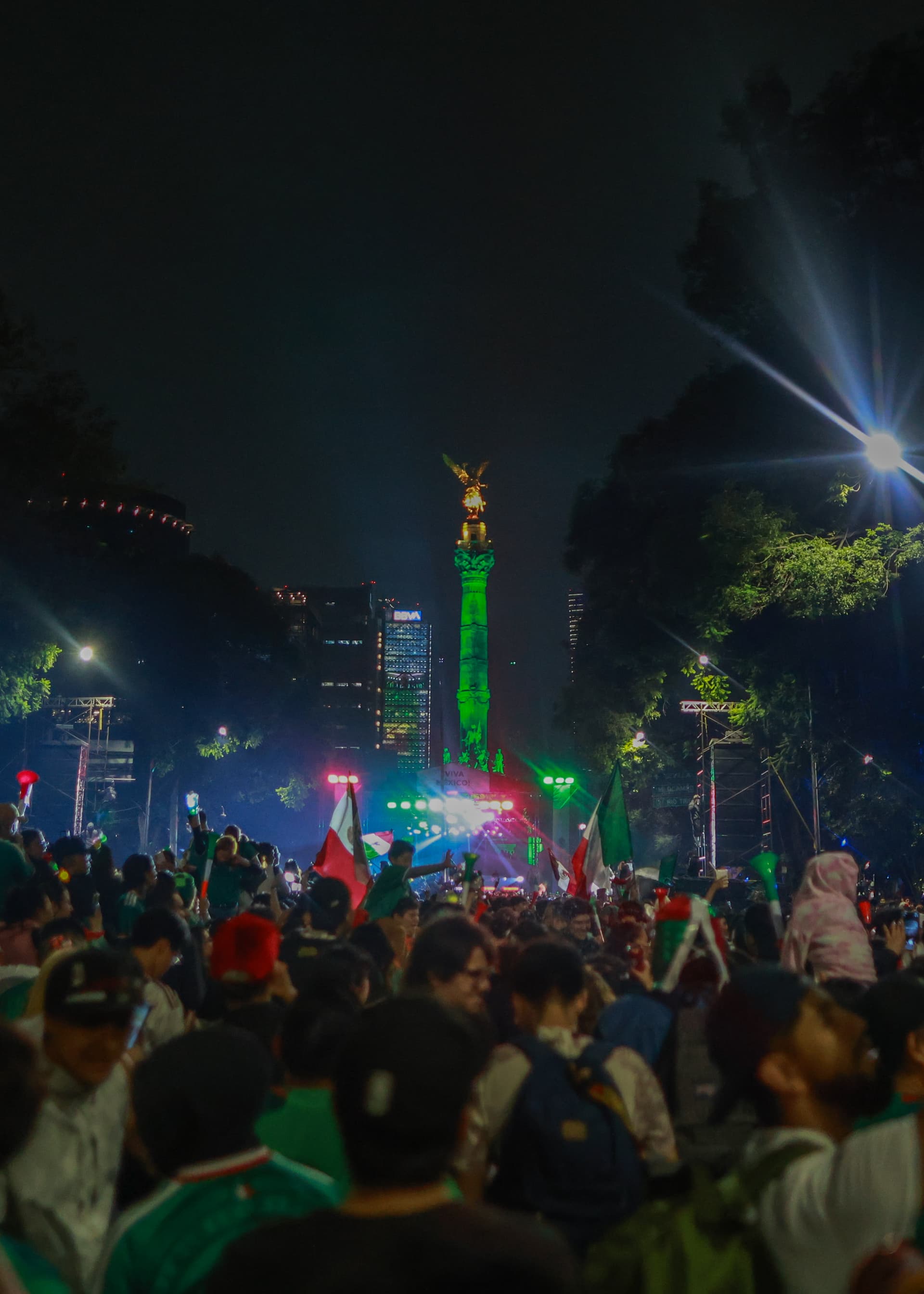 Miles en el Ángel de la Independencia