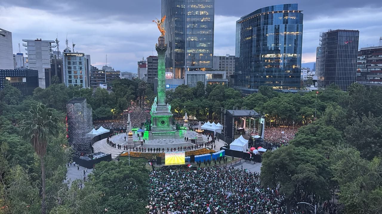 Miles en el Ángel de la Independencia Hoy