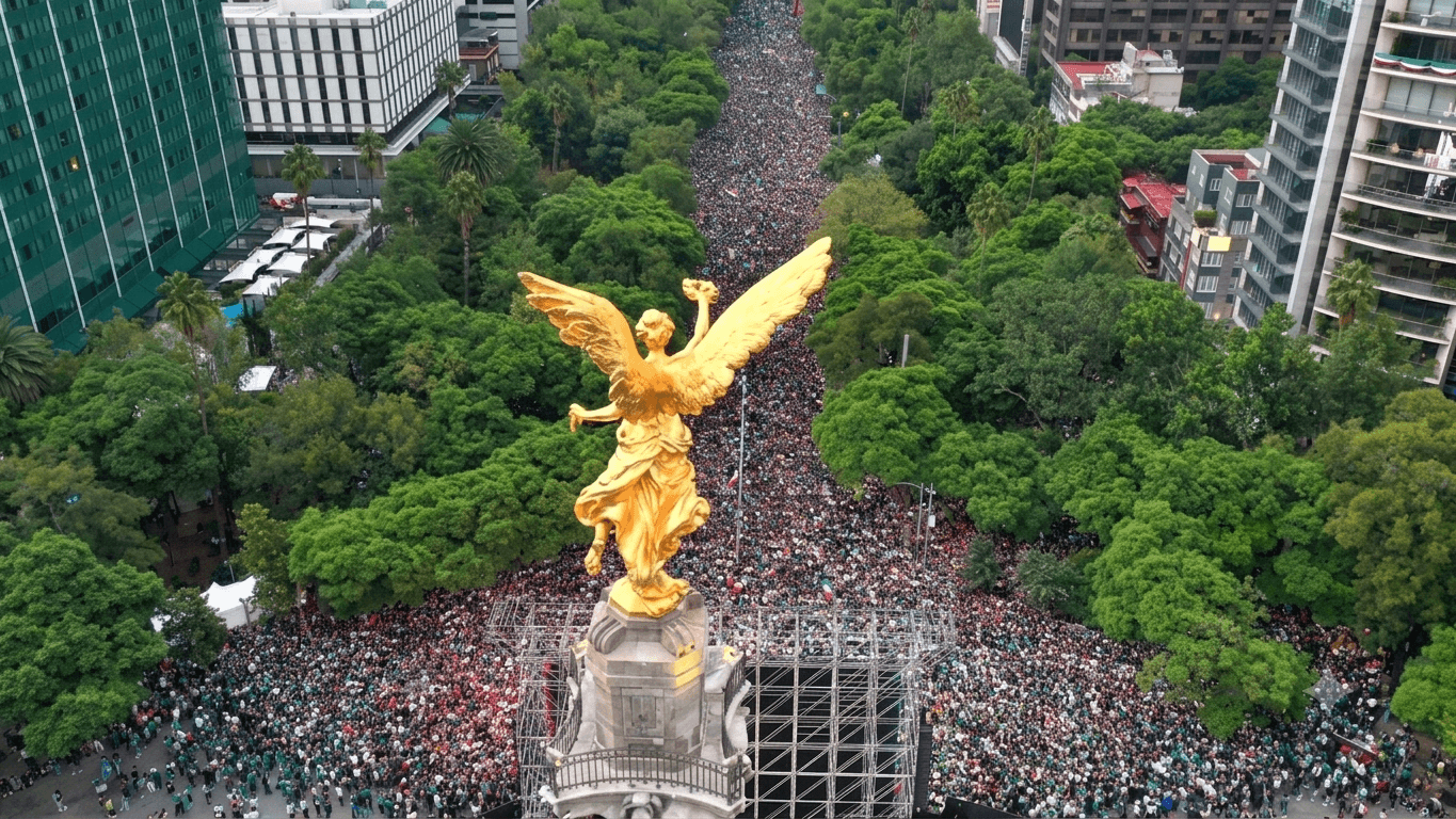 Miles en el Ángel de la Independencia Hoy