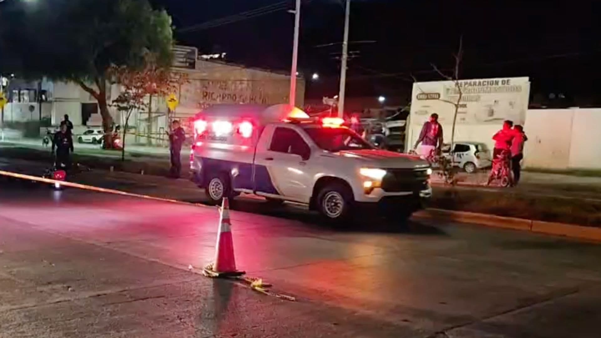 Motociclista Muere Tras Chocar y Ser Atropellado por un Tráiler en León, Guanajuato.