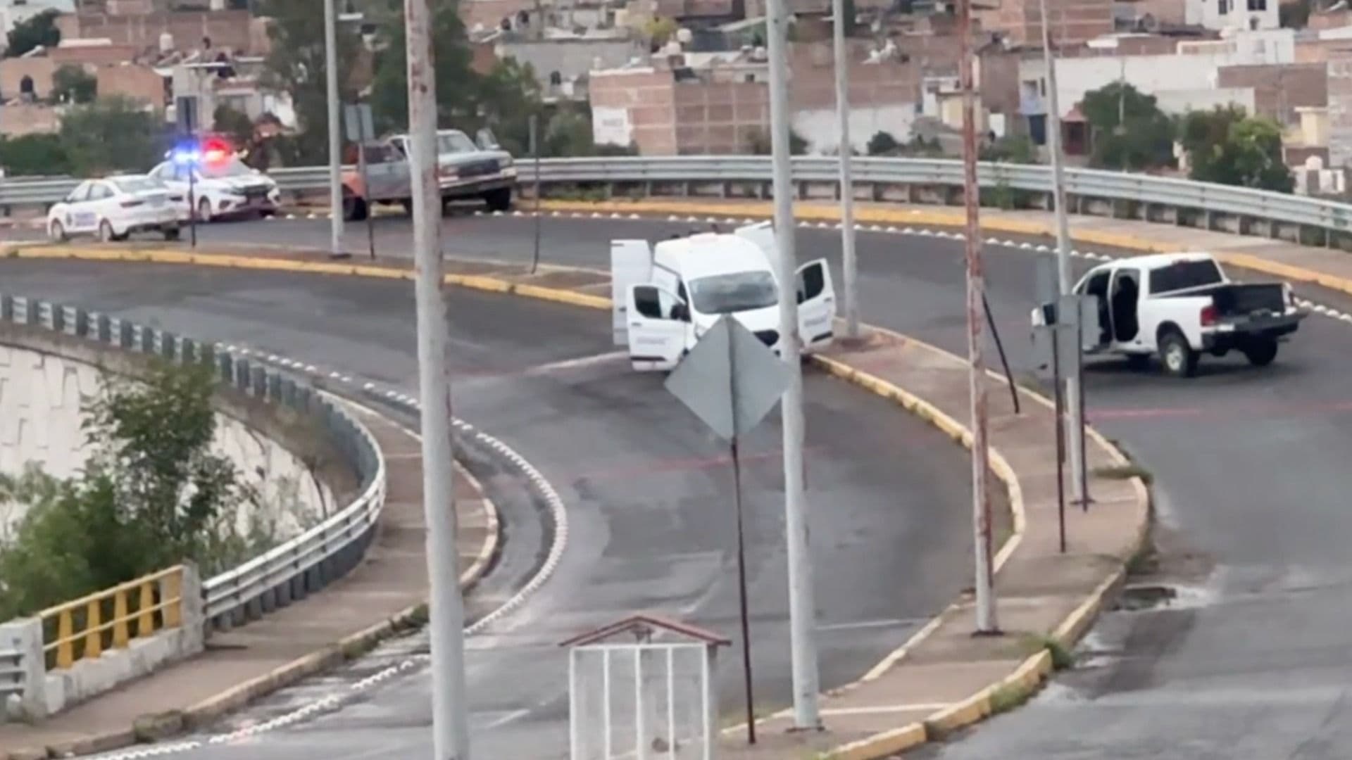 Motociclista Muere y Menor Resulta Lesionada Tras Derrapar en Bulevar de Guanajuato