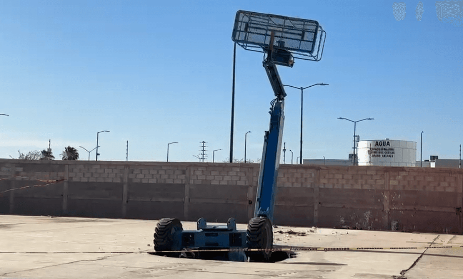 Mueren Dos Hombres Tras Caer Grúa por Colapso de Estacionamiento en Plaza de Hermosillo