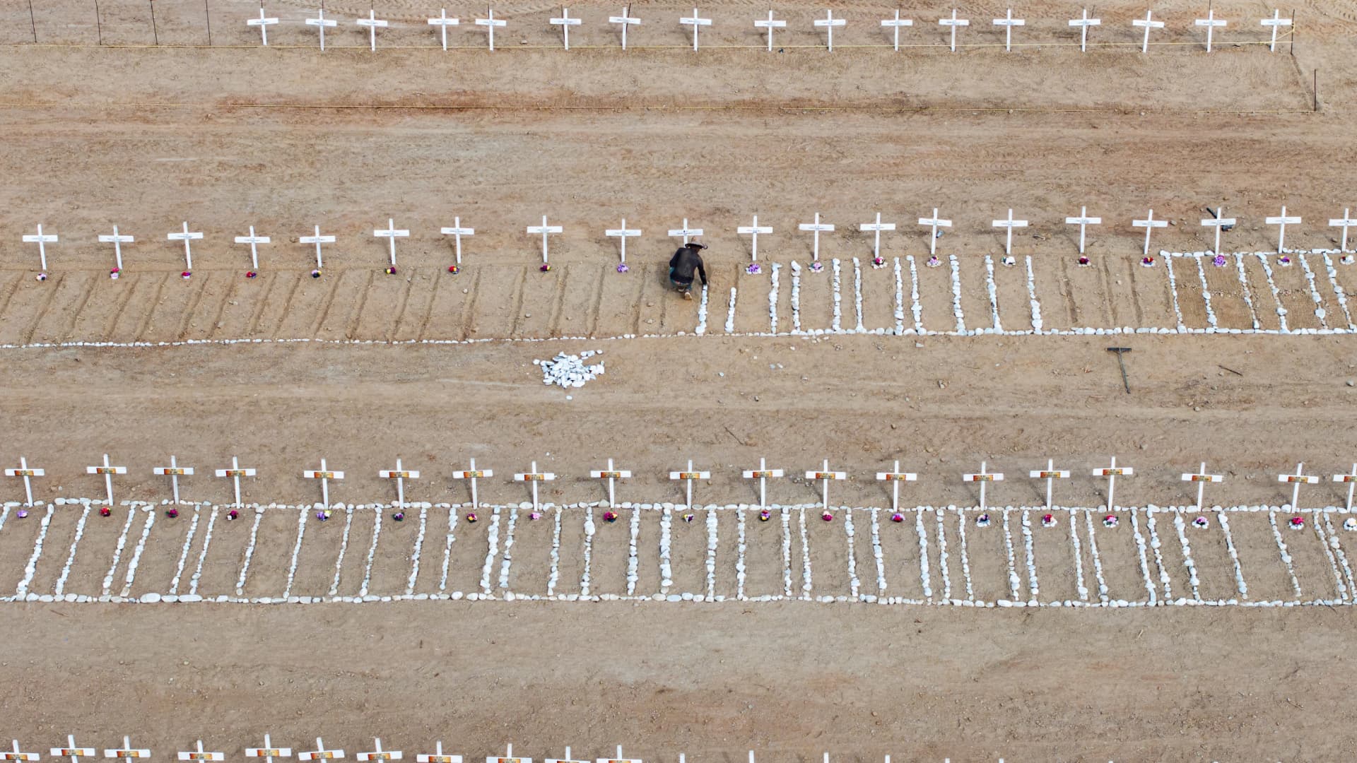 Cementerio donde fueron sepultadas las víctimas del doble terremoto. Foto: AFP