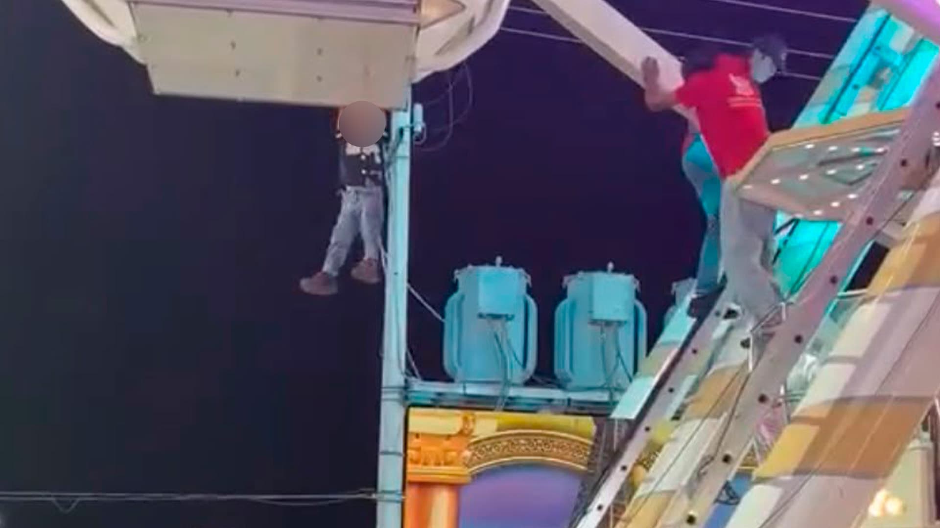 Según testigos se mencionó que el menor viajaba solo en una de las canastillas del juego mecánico