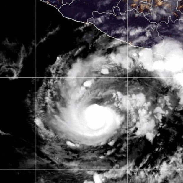 Imagen satelital del huracán Trudy en el Pacífico sur