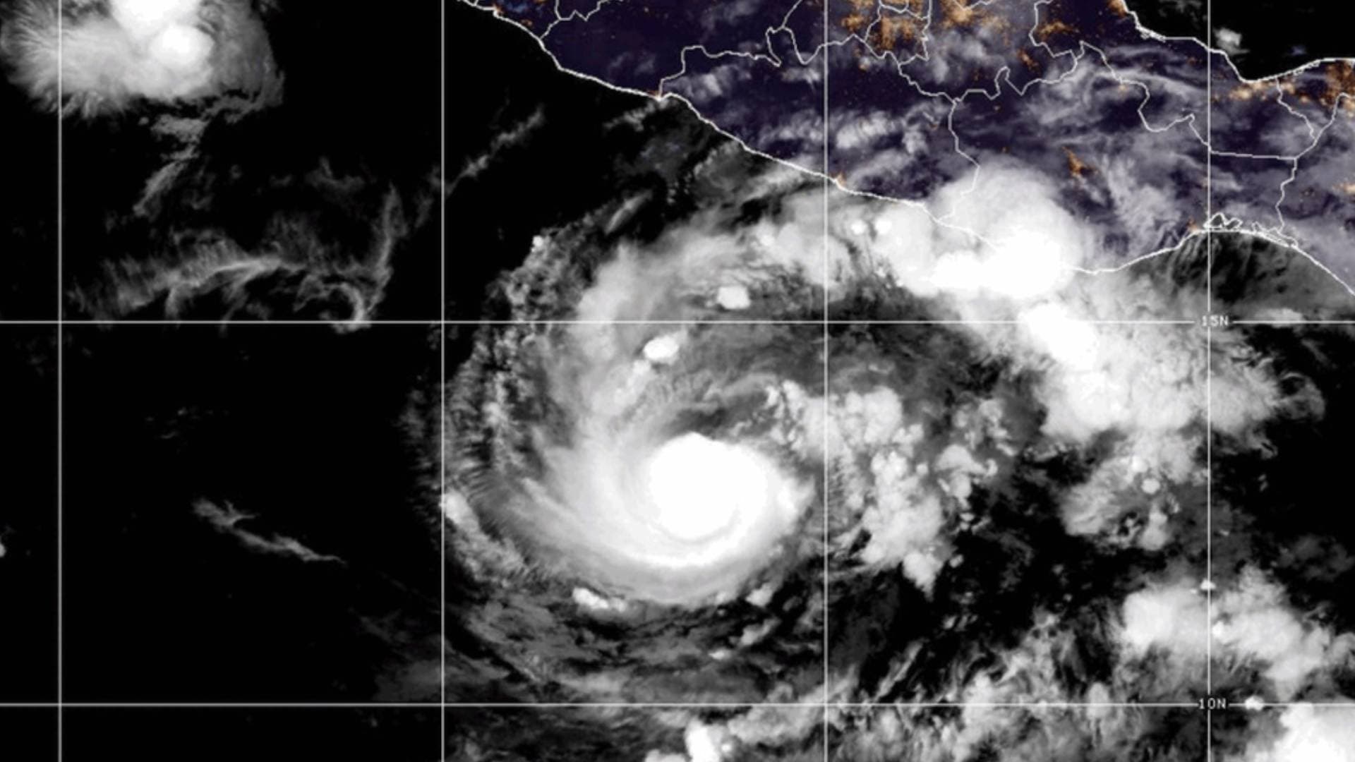 Imagen satelital del huracán Trudy en el Pacífico sur