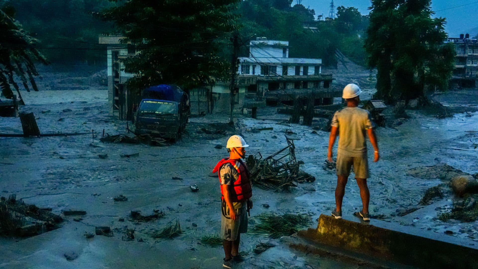 Van Casi 400 Muertos por Riada en Límites de Nepal; Buscan a 1,400 Desaparecidos