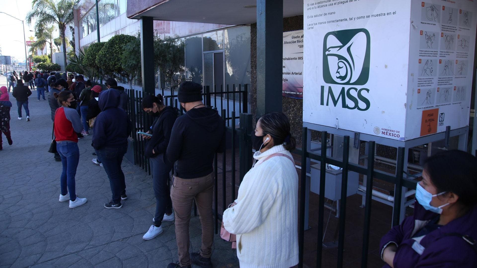 Personas hacen fila en IMSS. Trámite de Número de Seguridad Social, IMSS