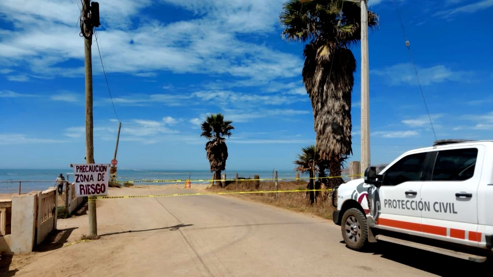 El impacto del mar derrumbó un tramo de 15 metros del camino vecinal en el Ejido Eréndira
