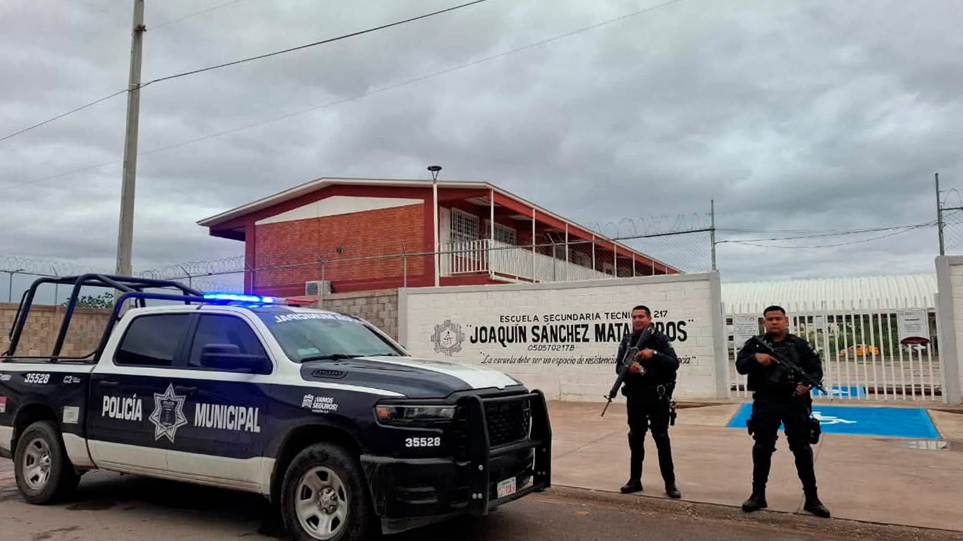 Al menos una patrulla permanecerá en el exterior para resguardar la entrada y salida de los alumnos