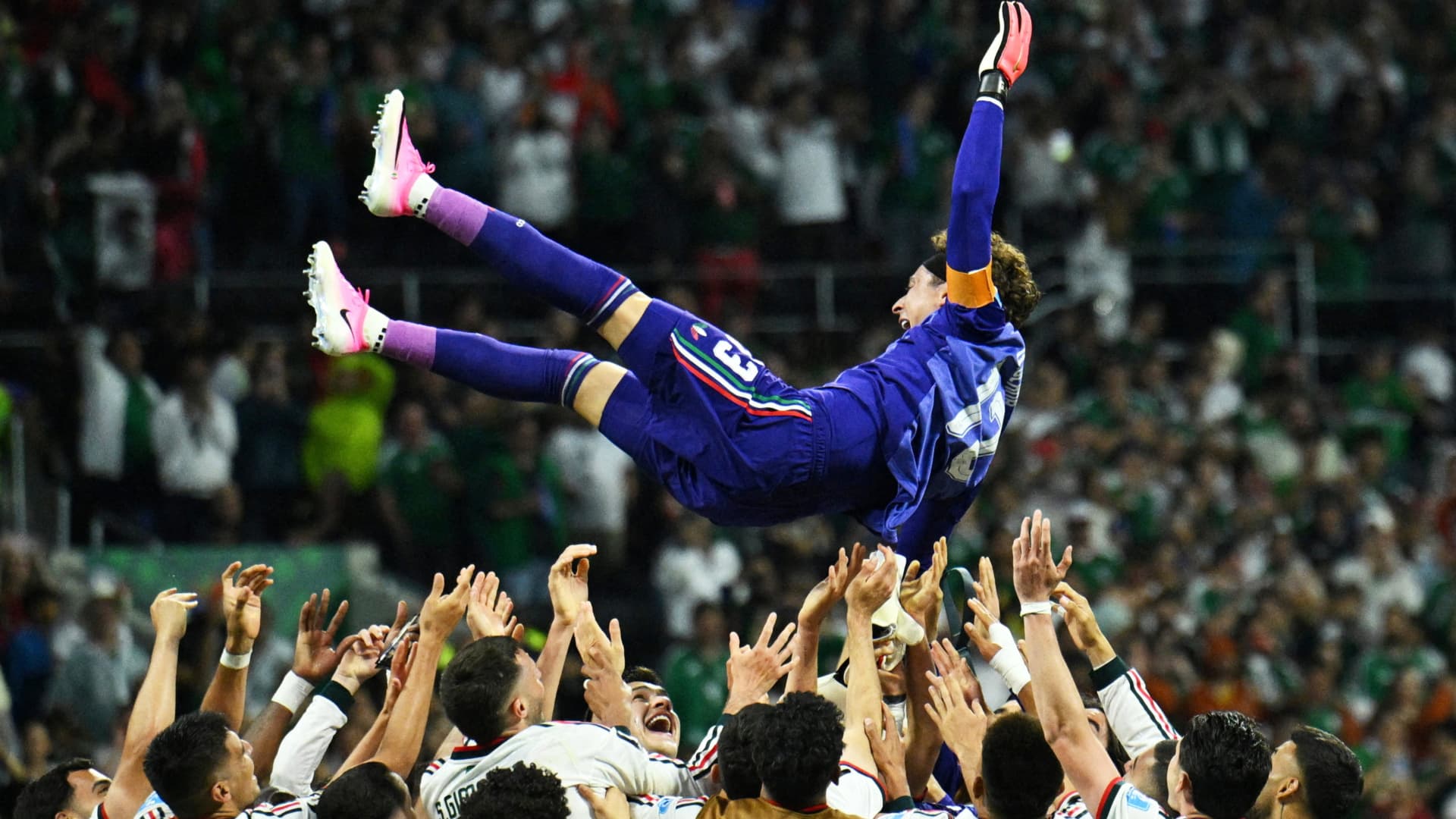 Memo Ochoa es levantado por sus compañeros al finalizar el encuentro de México ante Chequia.