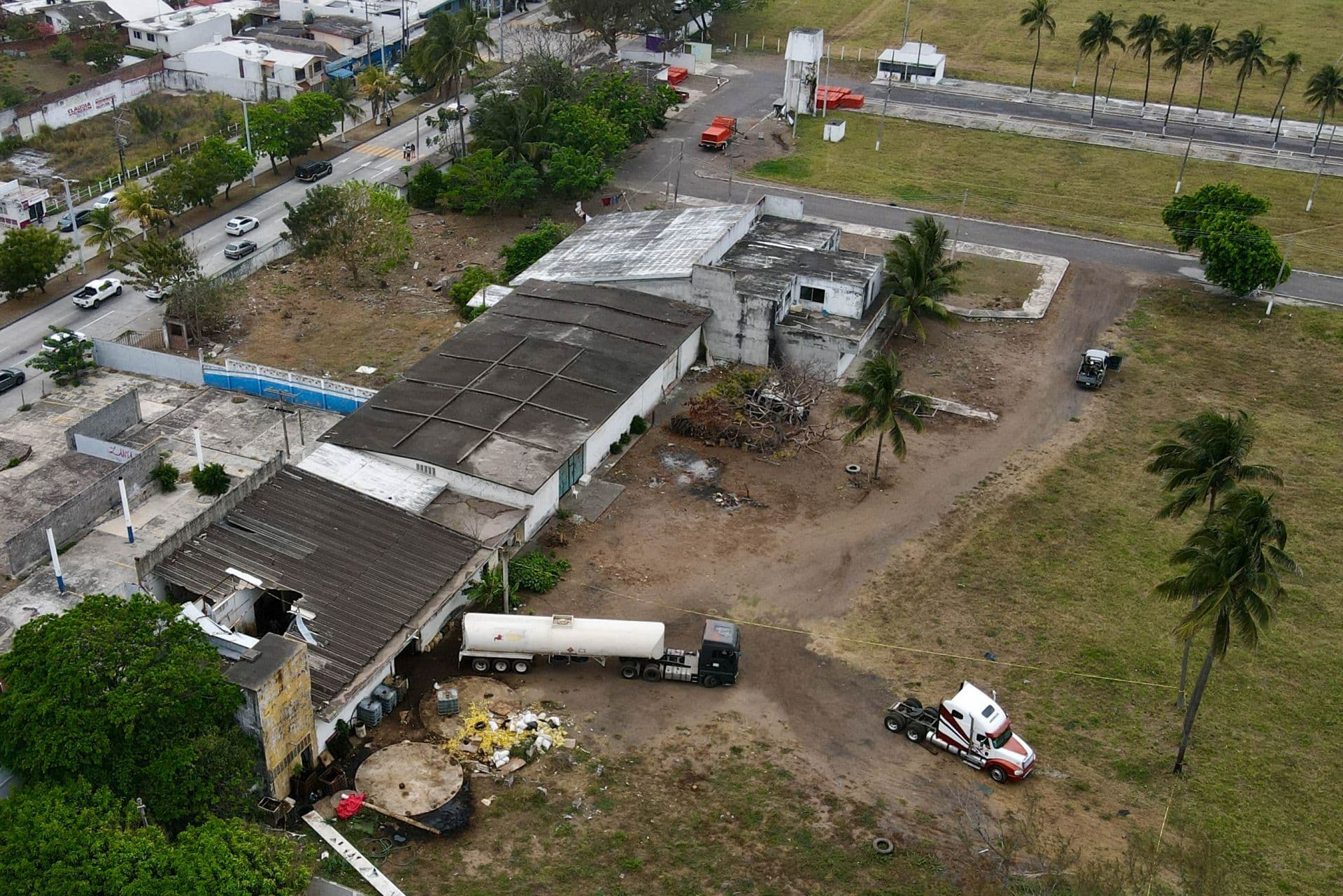 Foto de operativo de la Marina y agentes de la FGR al interior de la Unión Regional Ganadera de Veracruz