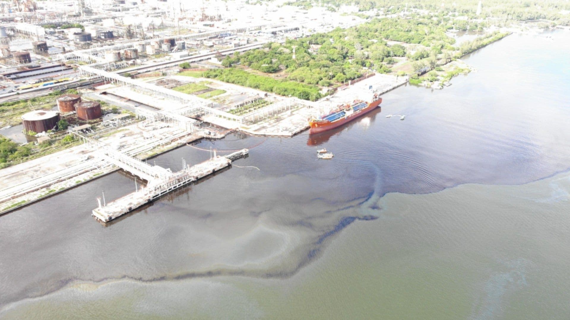 Pemex realiza tareas de limpieza Río Pánuco al norte de la entidad veracruzana