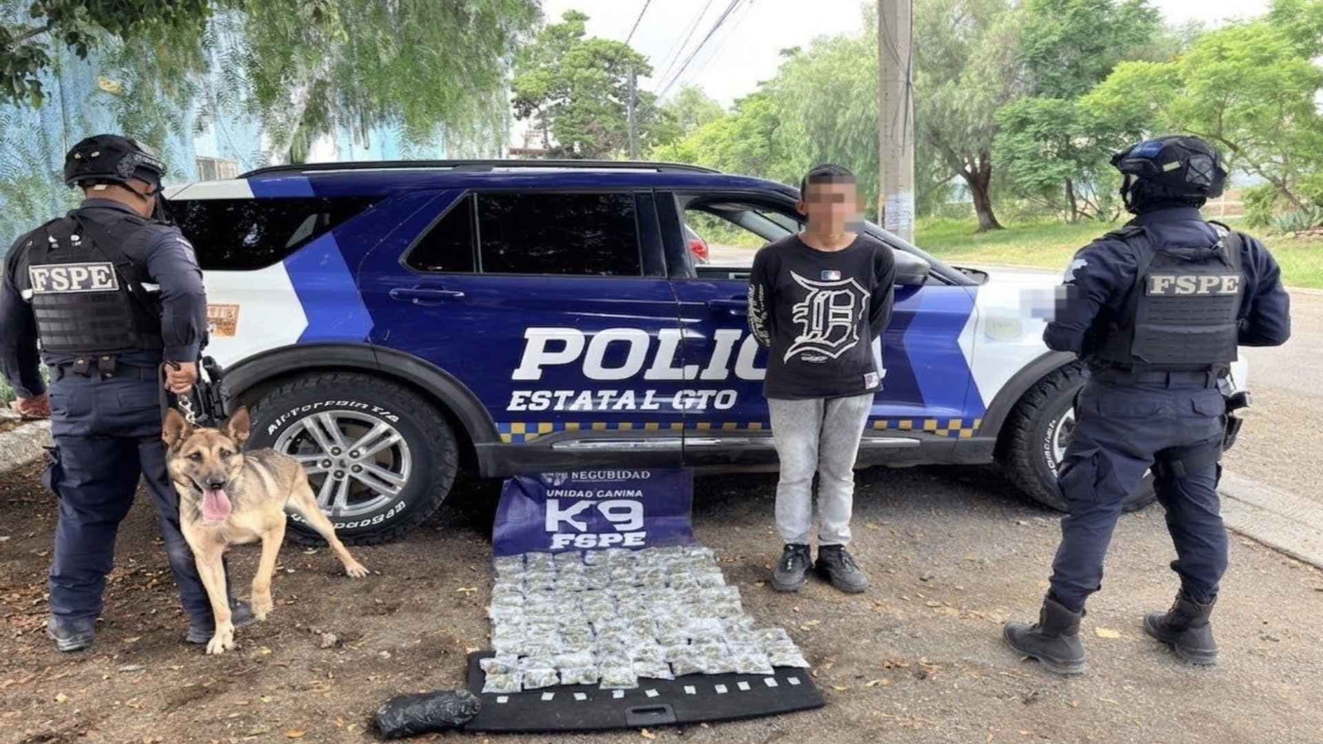 El detenido y la droga fueron presentadas ante las autoridades.