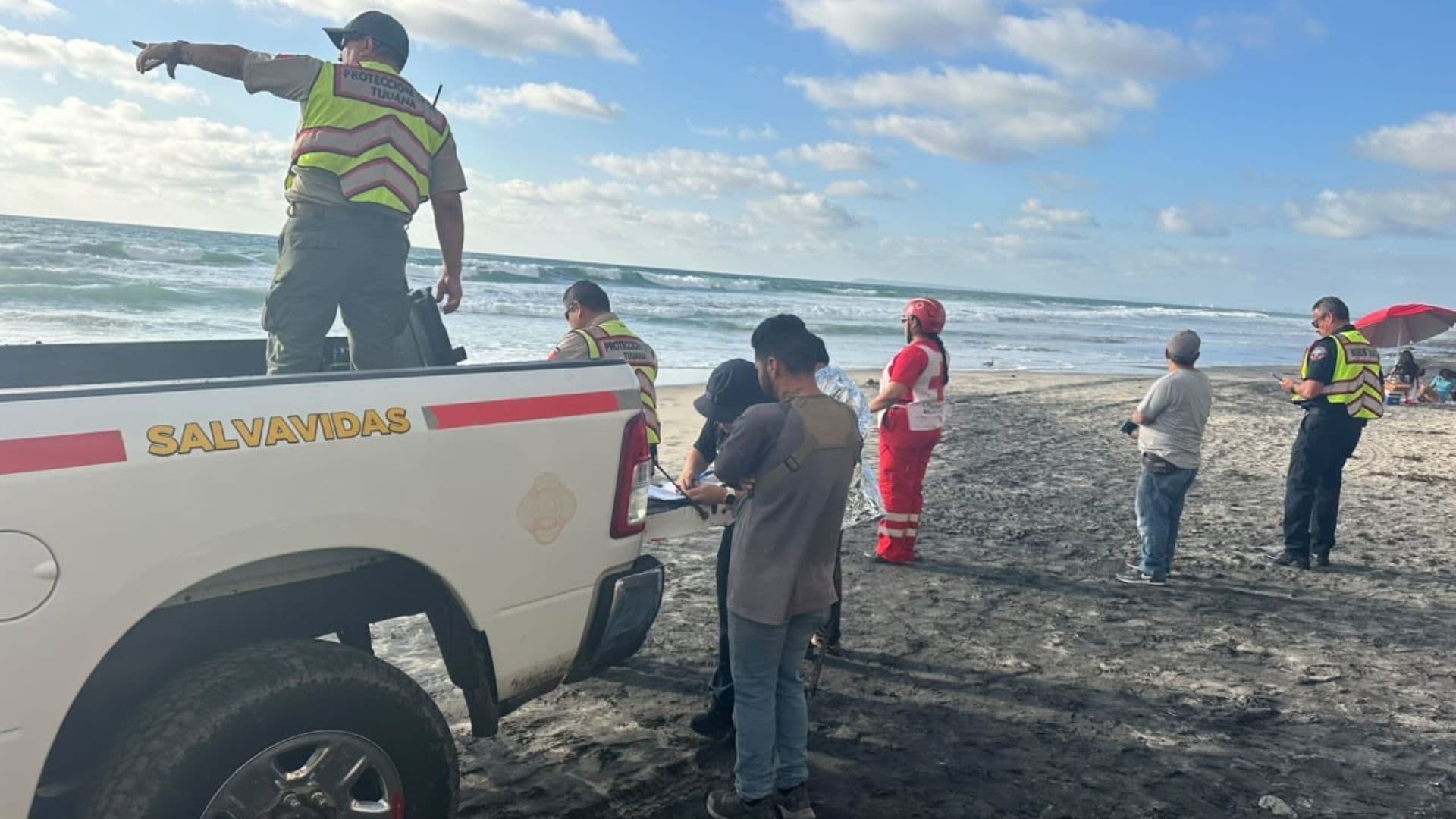 Despliegue de Salvavidas y Bomberos en la costa de Playas de Tijuana