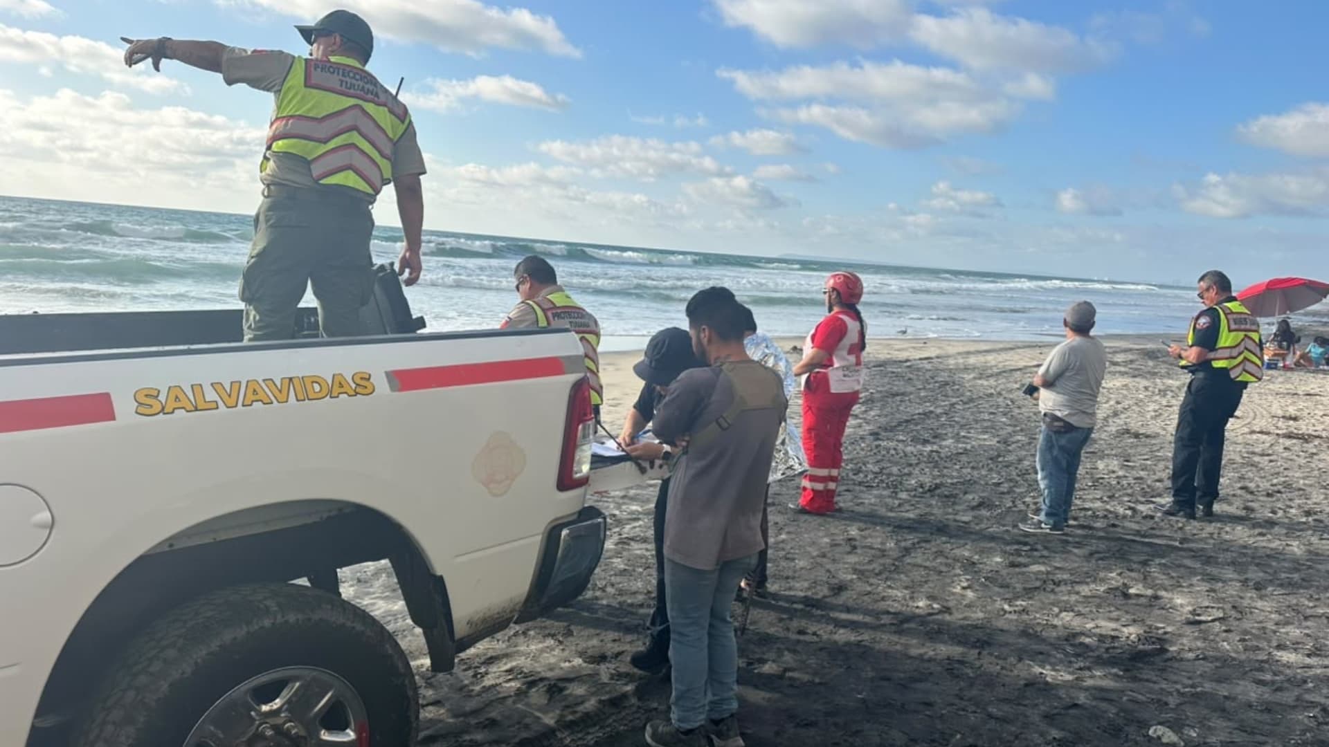 Despliegue de Salvavidas y Bomberos en la costa de Playas de Tijuana