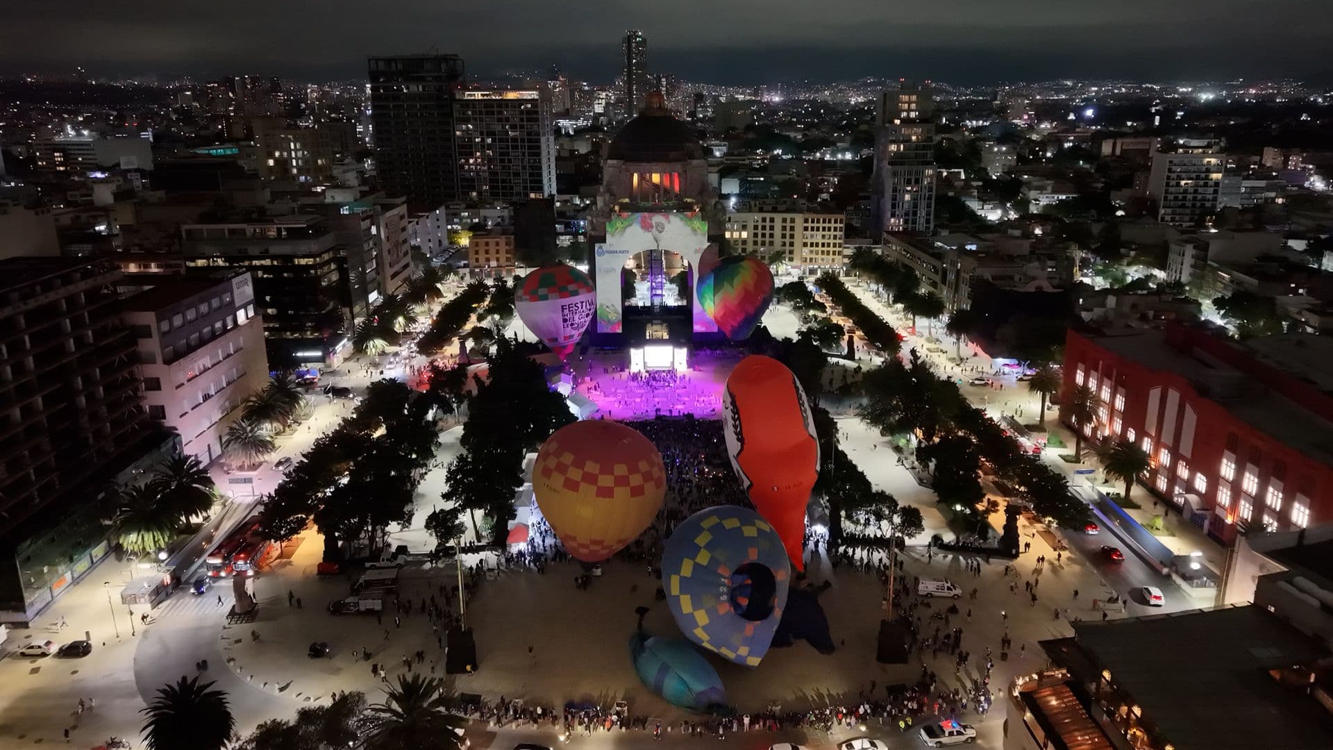 Monumento a la Revolución se Ilumina con Globos Aerostáticos
