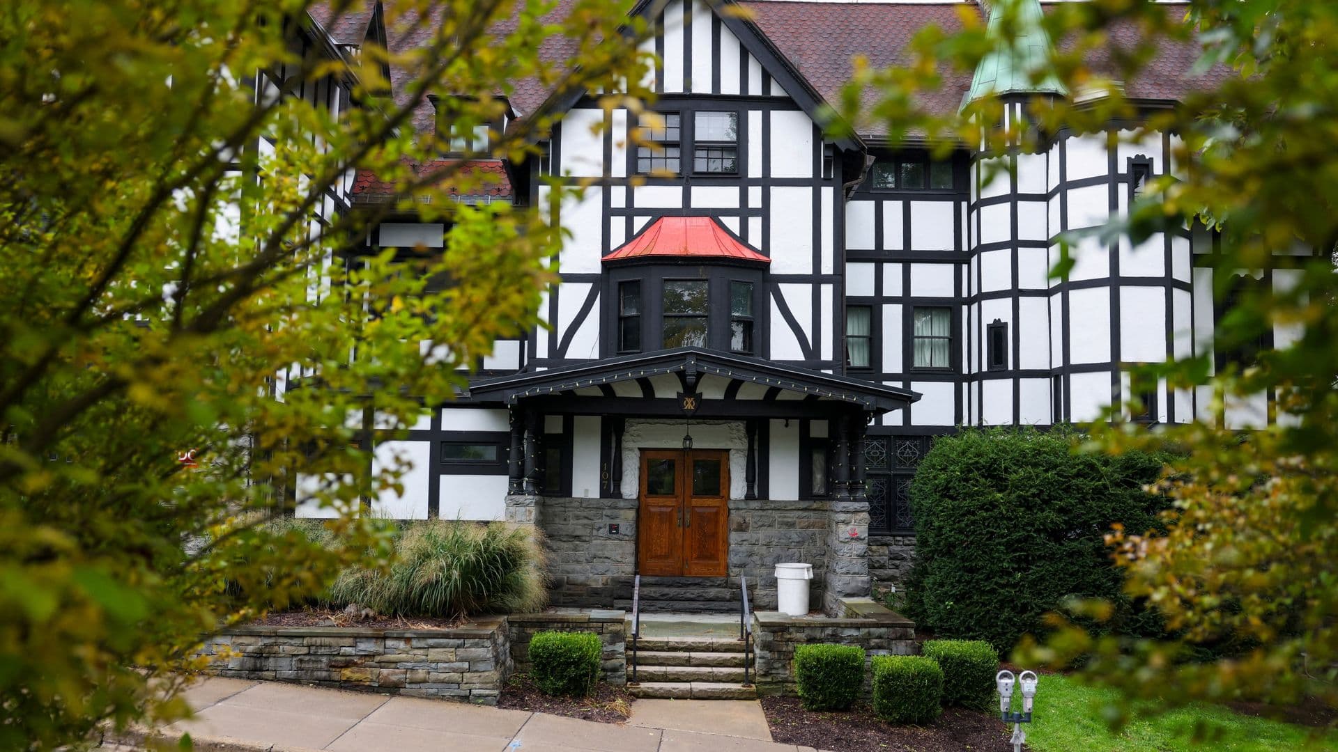 Caso 'Los 7 de Cornell': Demandan a Fraternidad Chi Phi y Universidad en NY por Agresión Sexual