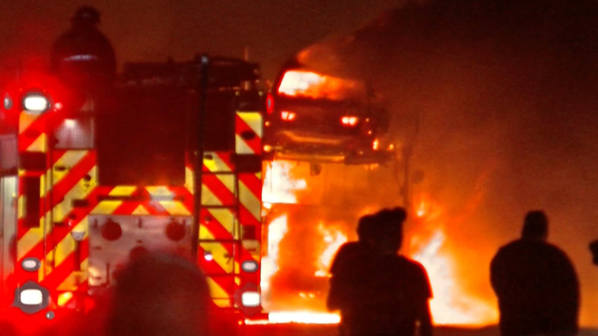 Se Incendia Tráiler Nodriza con Nueve Vehículos en Ciudad Victoria, Tamaulipas