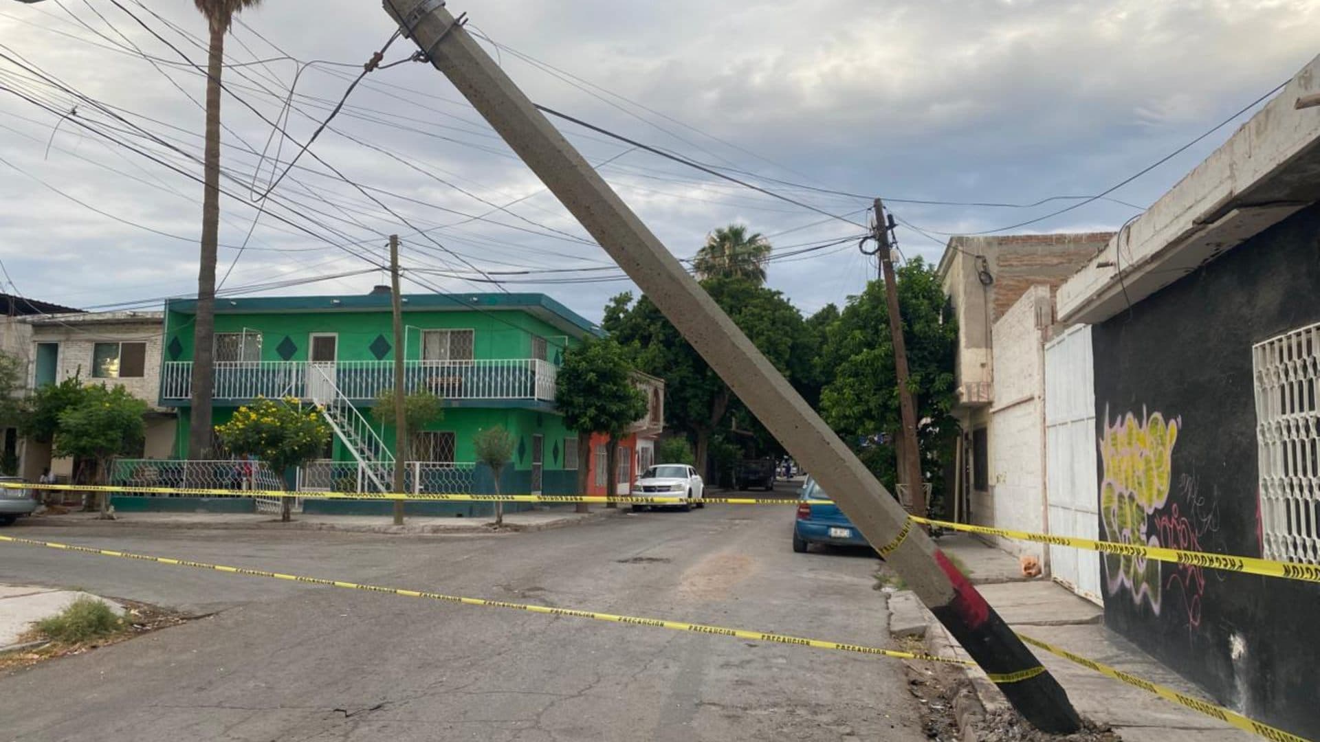 El conductor huyó después de chocar contra un poste en Torreón