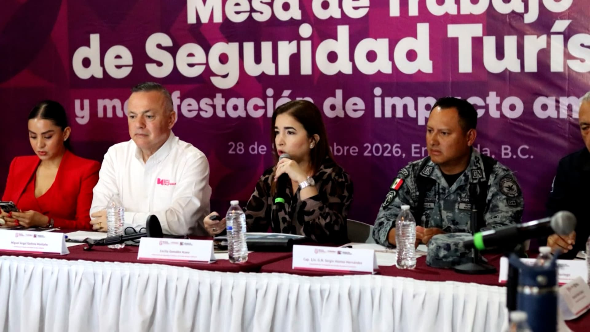 Autoridades y líderes empresariales durante la Mesa de Trabajo de Seguridad Turística en Ensenada