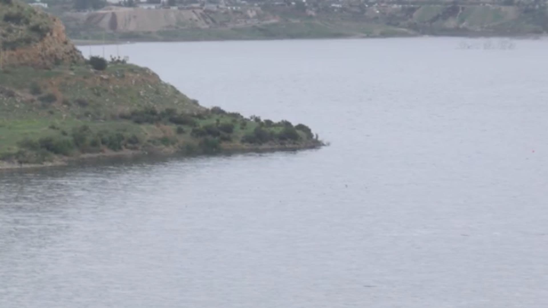 Fuga de Hidrocarburos en Presa Abelardo L. Rodríguez Moviliza a Autoridades en Tijuana