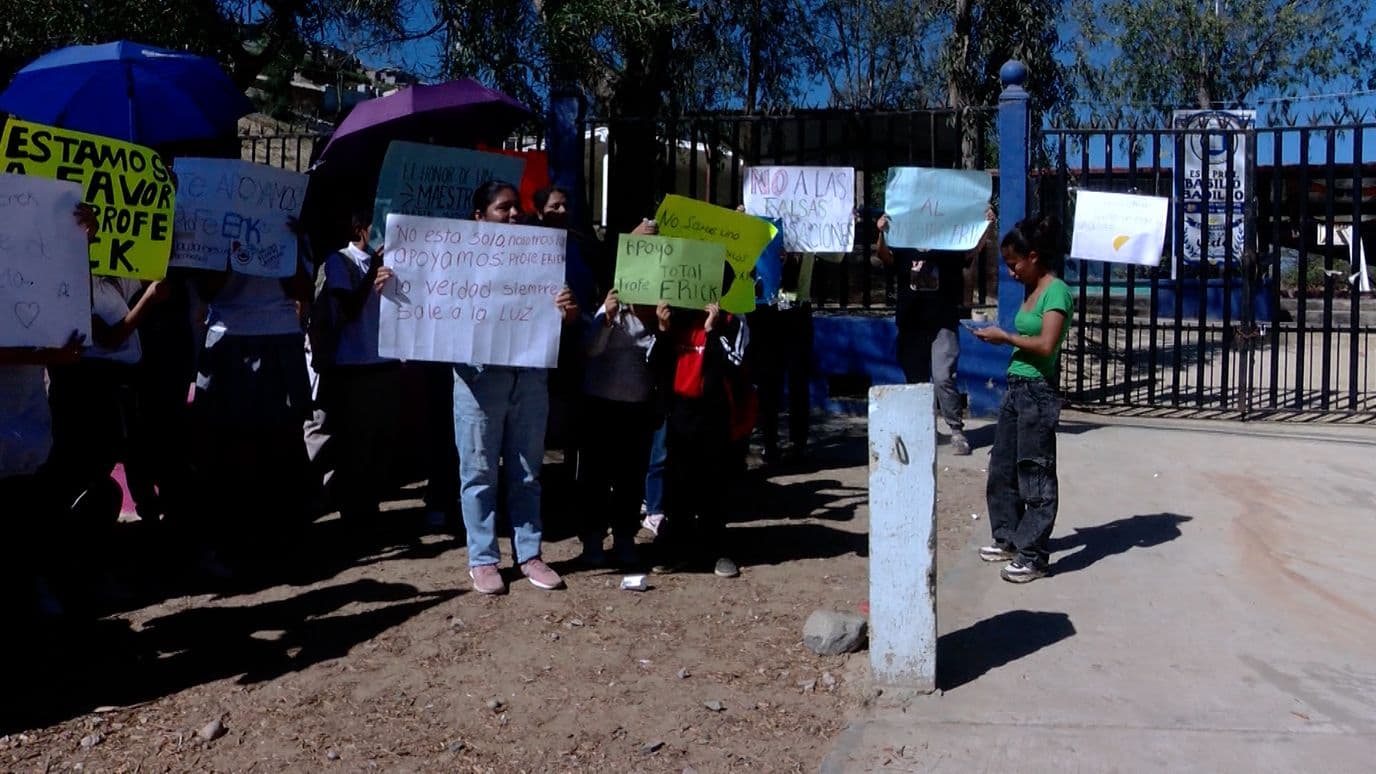 Pancartas de apoyo al docente colocadas en el acceso principal del plantel educativo