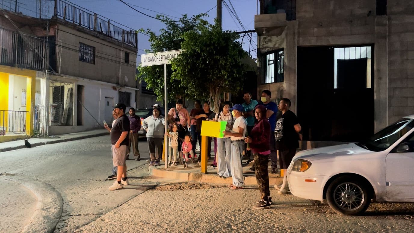 Vecinos de la Sánchez Taboada manifestandose en el cruce de Real del Castillo y Cruz del Sur