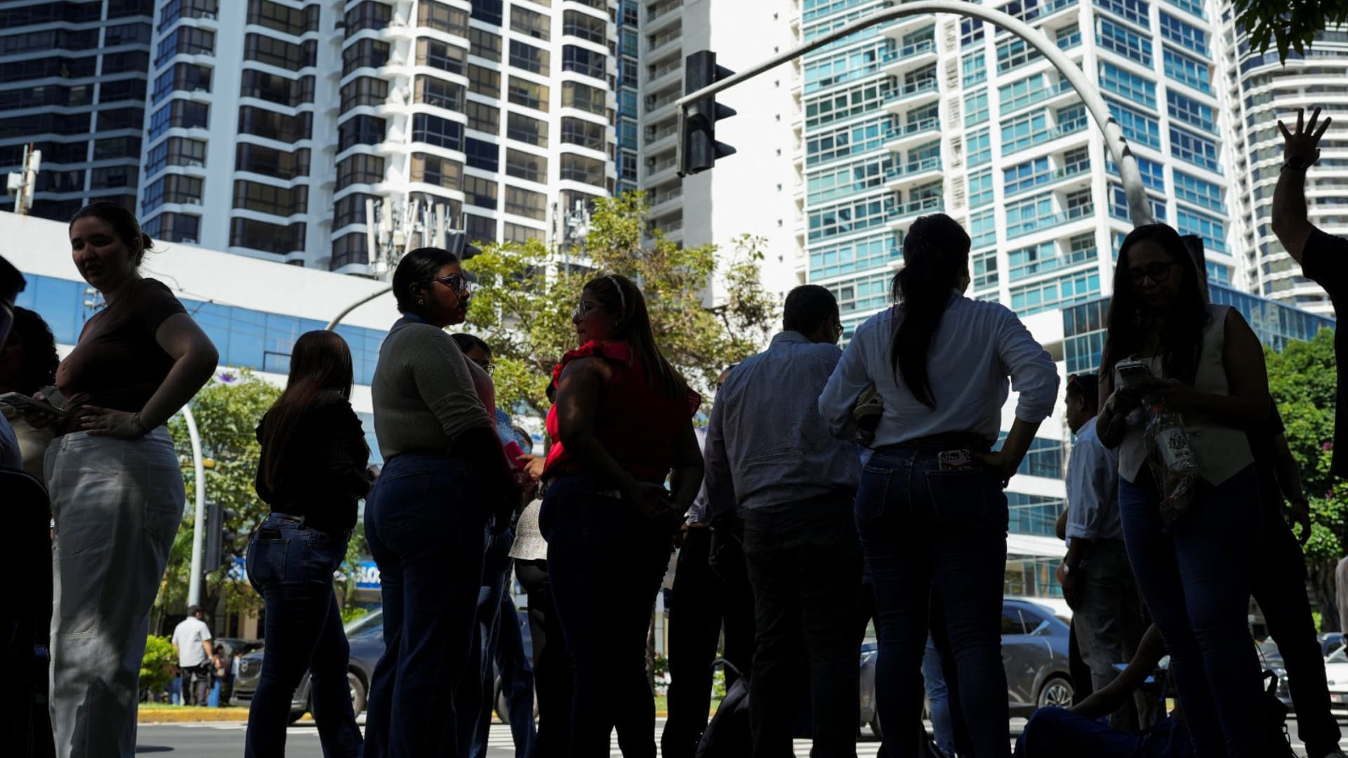 Personas se congregan en un espacio abierto