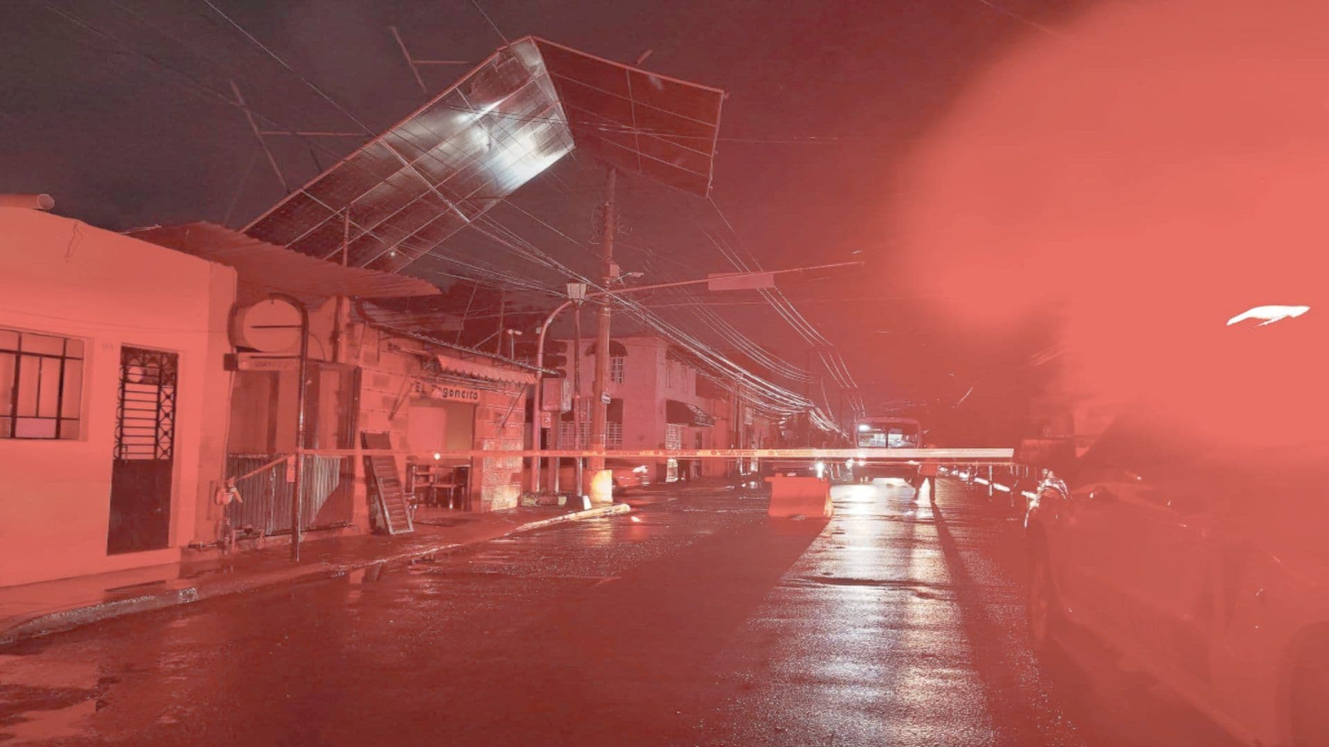 Durante las lluvias, un panel se cayó a la calle.