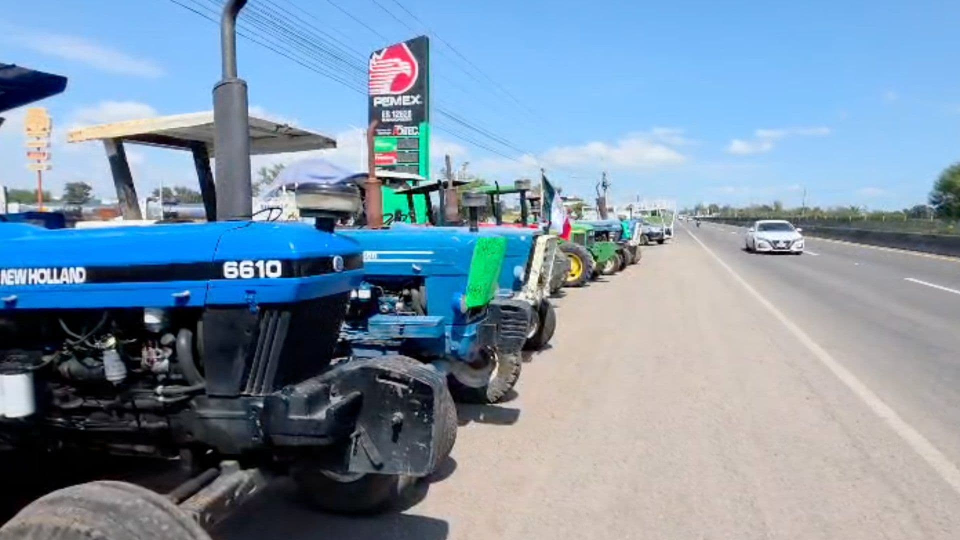 La manifestación comenzó a un costado de la carretera.
