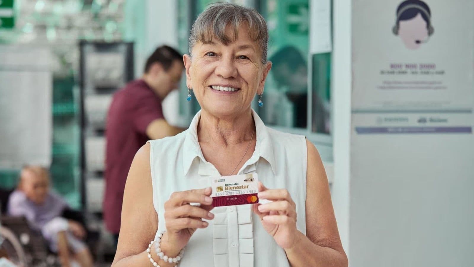 Adulta Mayor con tarjeta de Bienestar