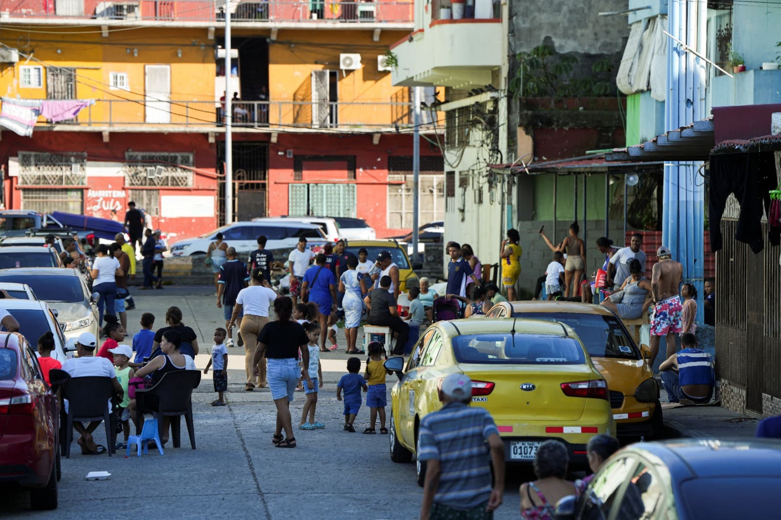 Personas en calles de Panamá tras el terremoto