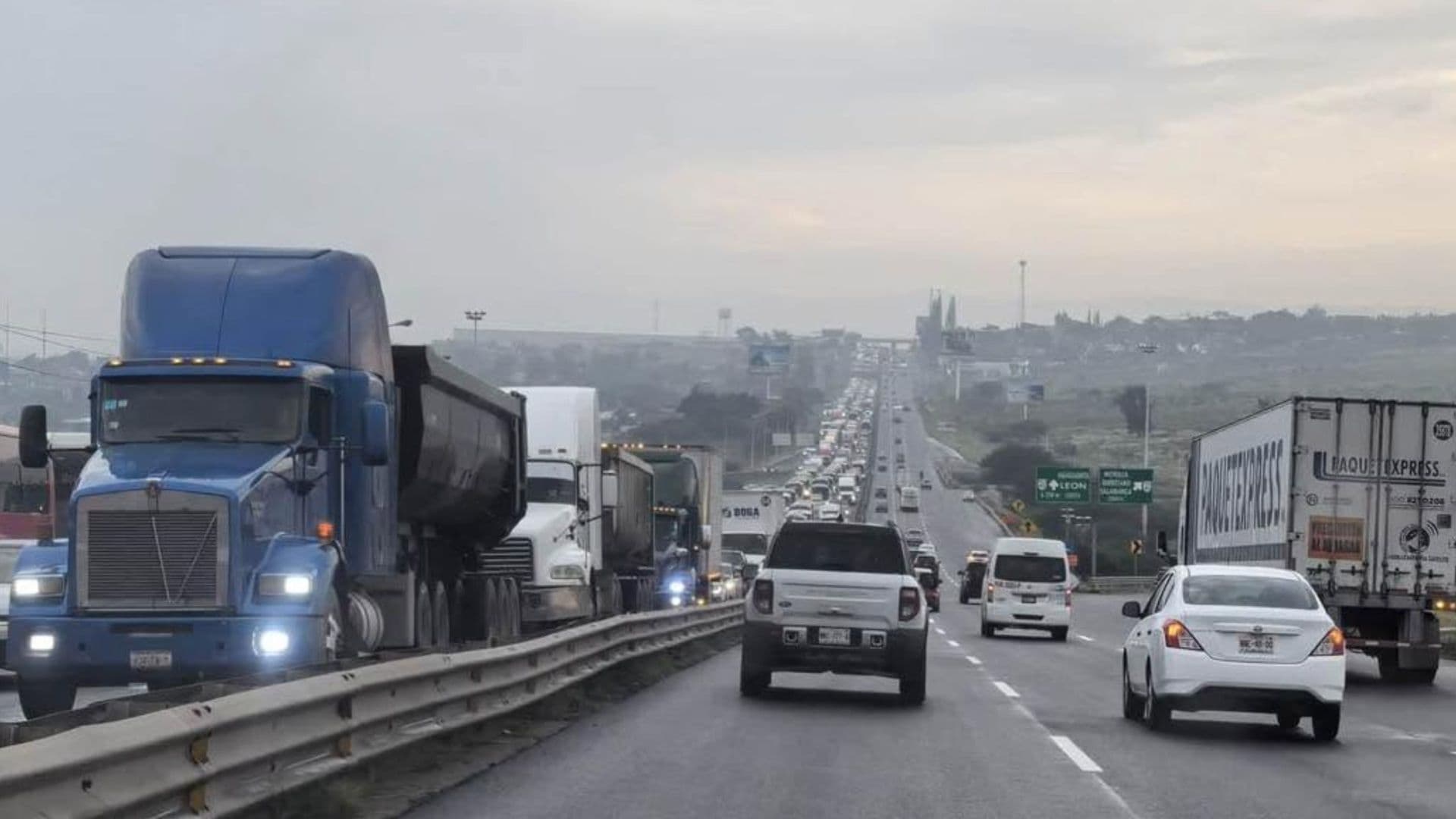 Pipa Volcada y Derrame de Combustible Cierran el Libramiento Norte de Irapuato.