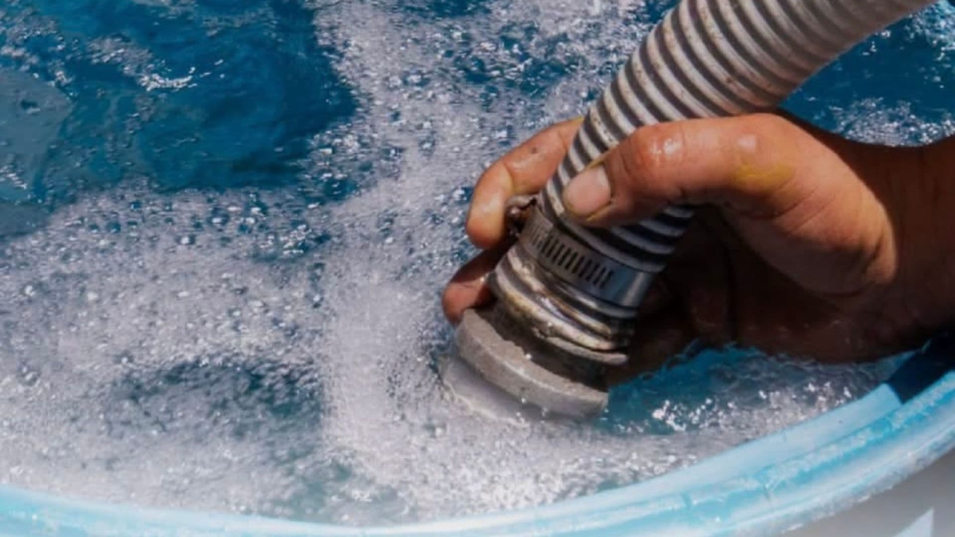 Llevan Agua Gratis a Colonias Afectadas por la Falla en El Carrizo