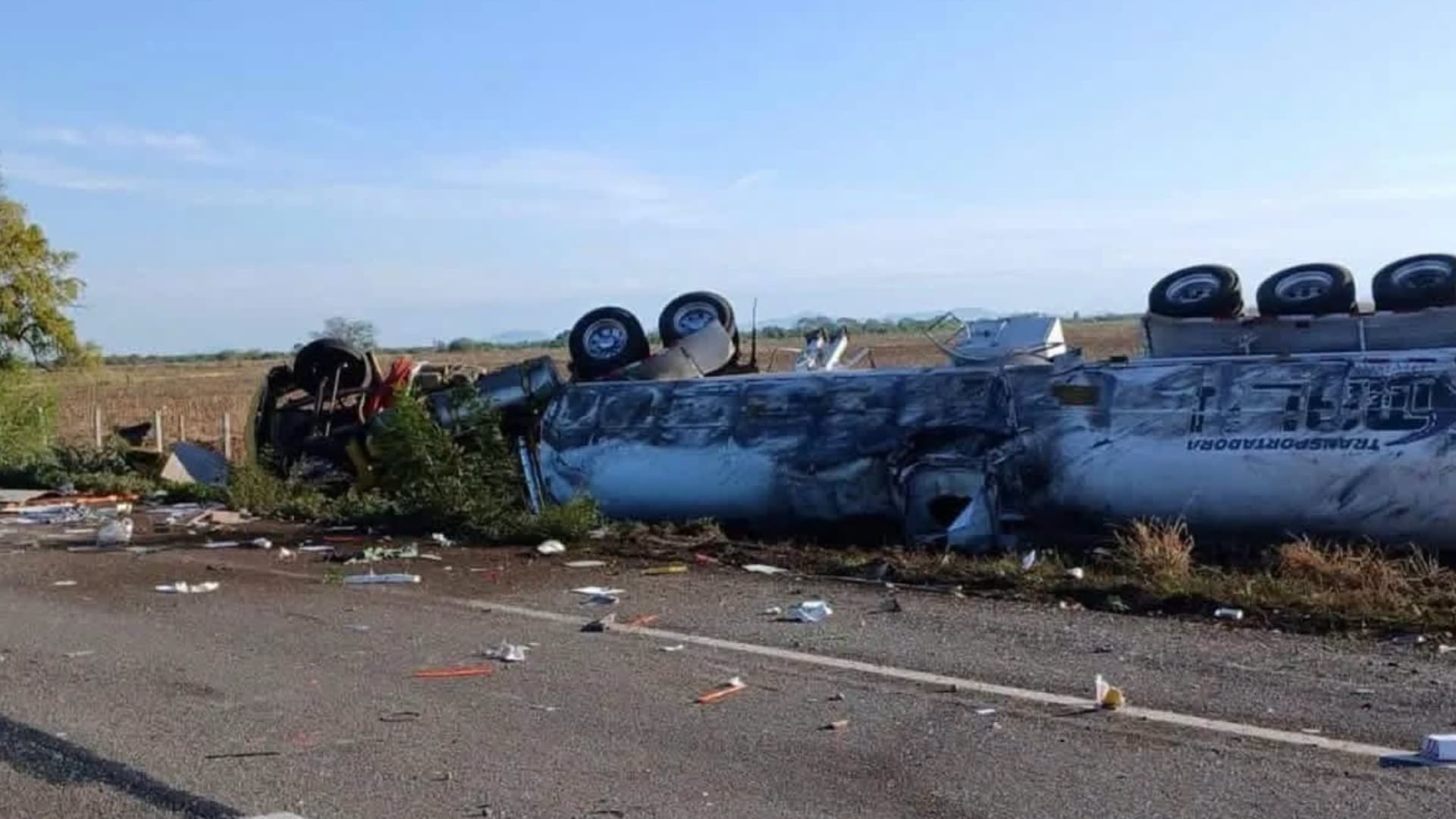 Se registra volcadura de una pipa con gasolina. Foto: Guardia Nacional