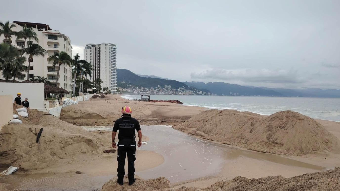 Los efectos de Simon en la playa Perula en Jalisco