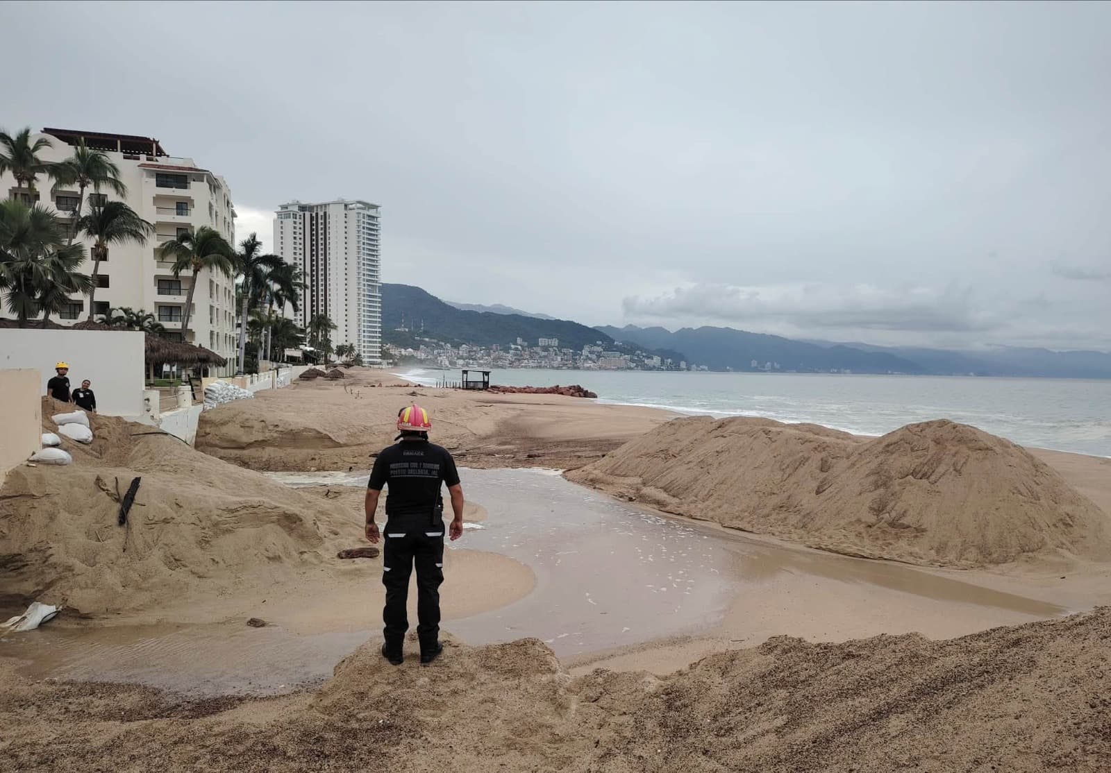 Los efectos de Simon en la playa Perula en Jalisco