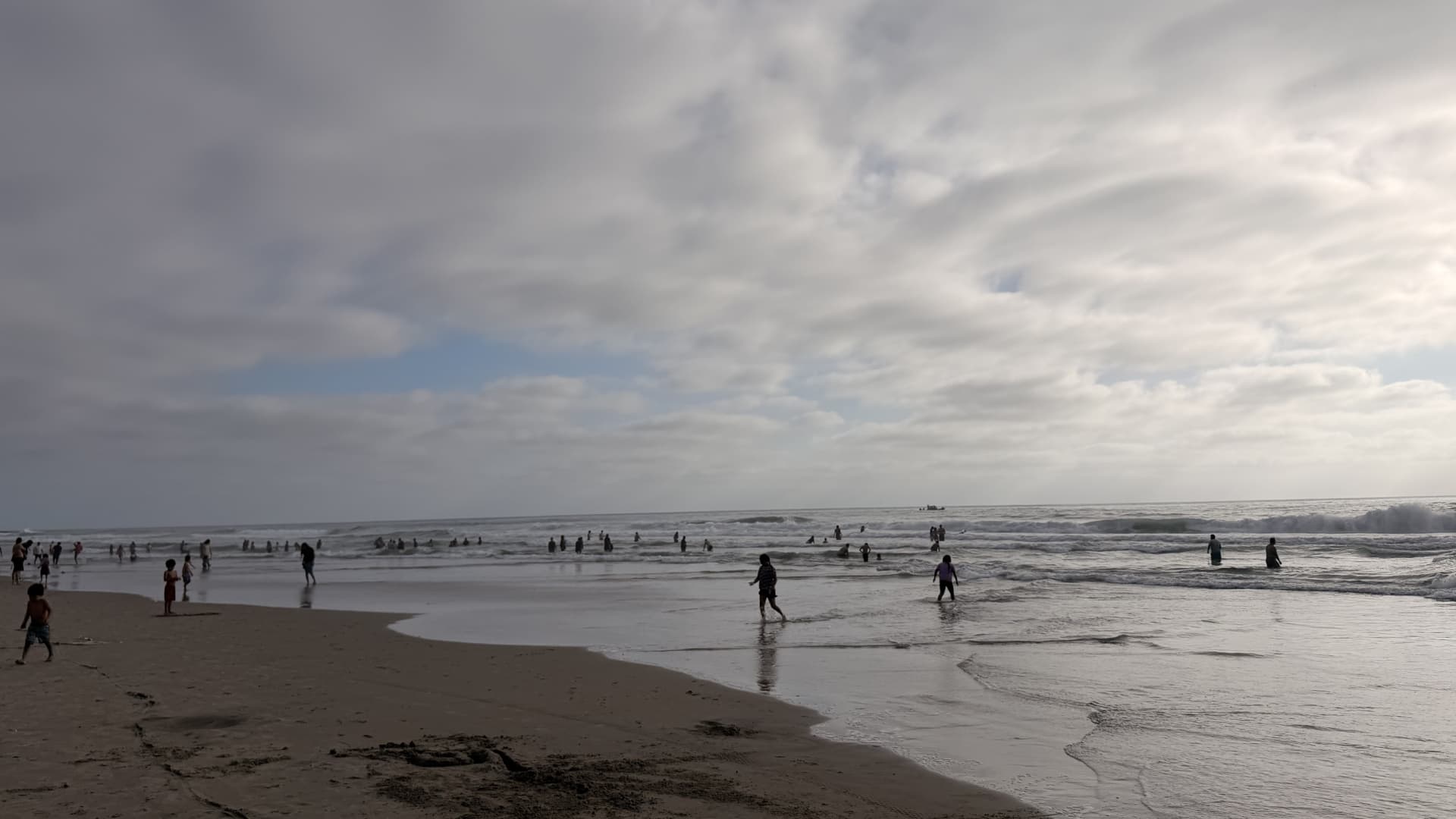 Los casos ocurrieron en Ensenada y Playas de Rosarito; cuerpos de emergencia pidieron extremar precauciones y atender las indicaciones de salvavidas.