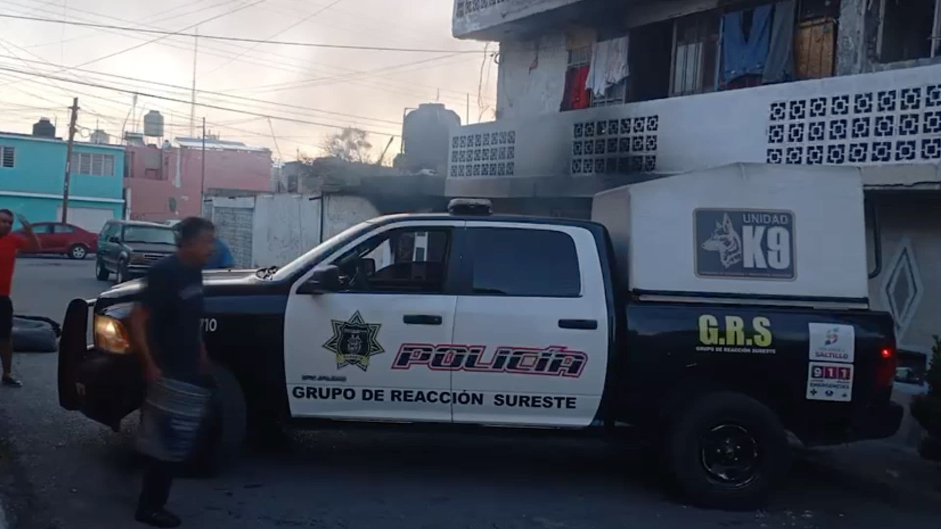Policías Salvan a Familia Atrapada en Incendio de Condominio en Saltillo