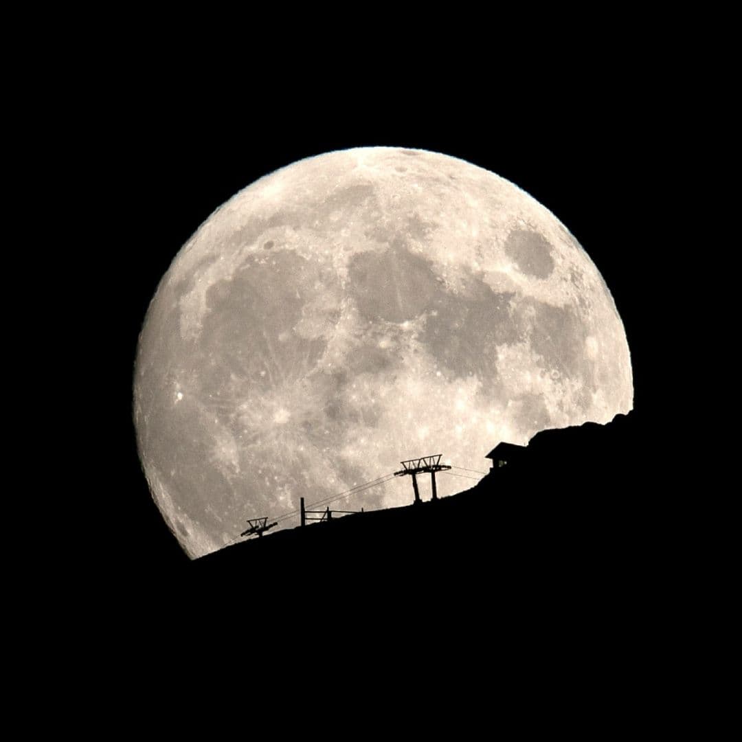 ¿Por qué Desde la Tierra Siempre Vemos la Misma Cara de la Luna?
