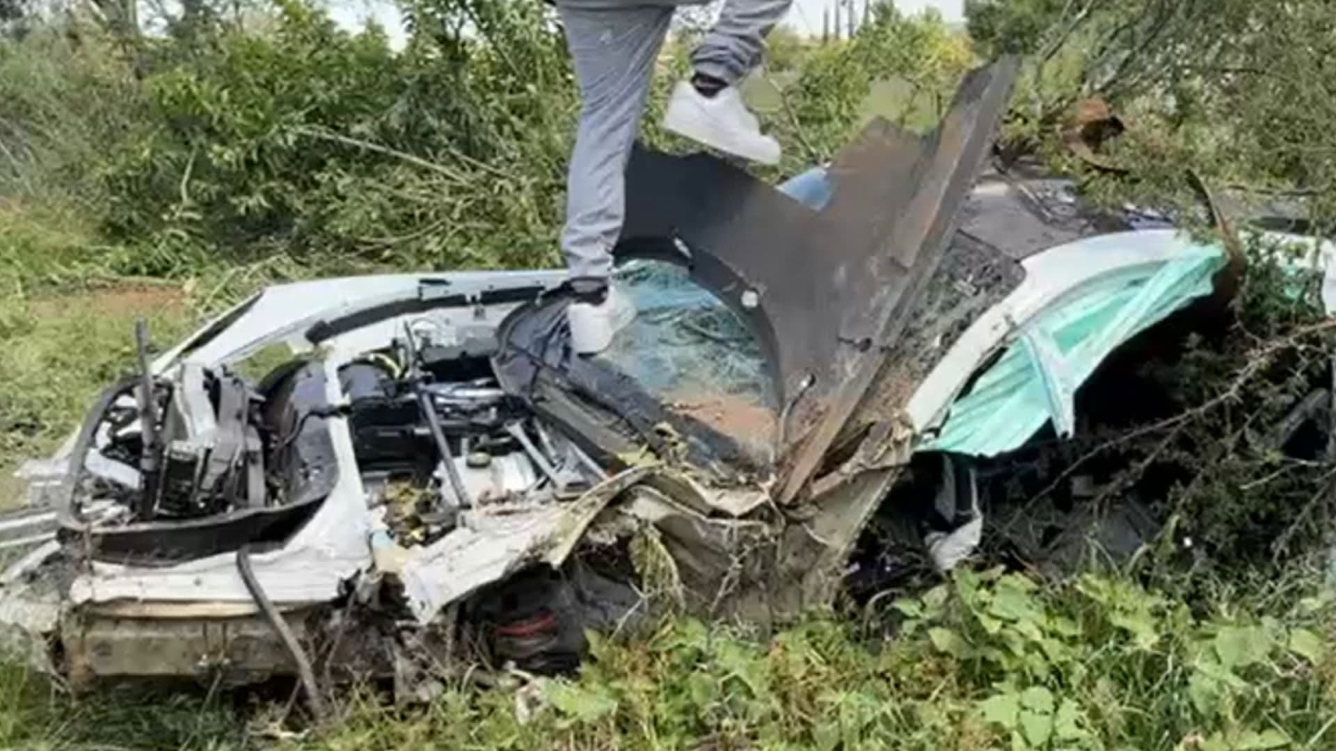 Vuelca Auto de Lujo Valuado en Millones Sobre el Eje Metropolitano de León