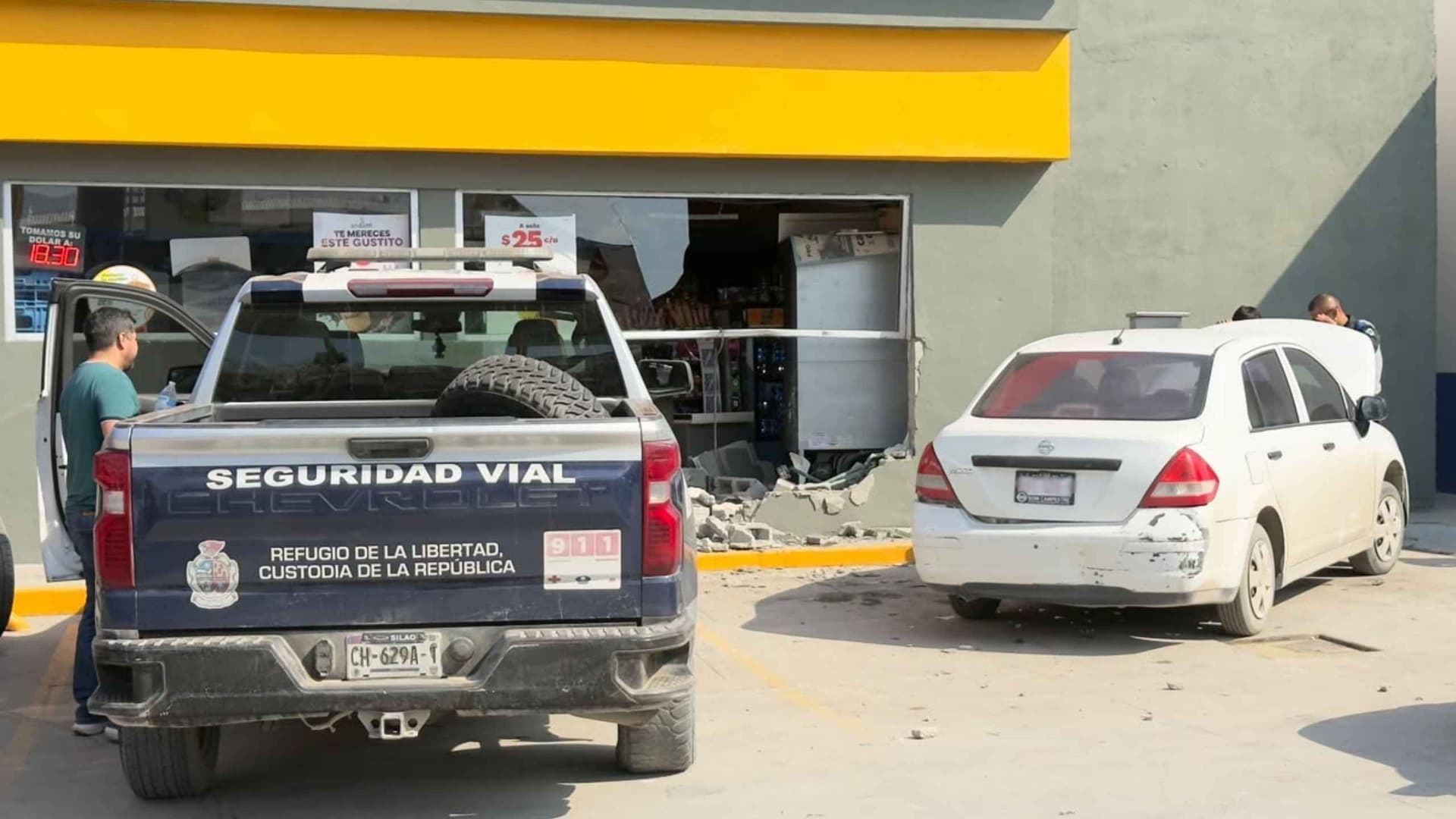 Adulto mayor choca contra tienda