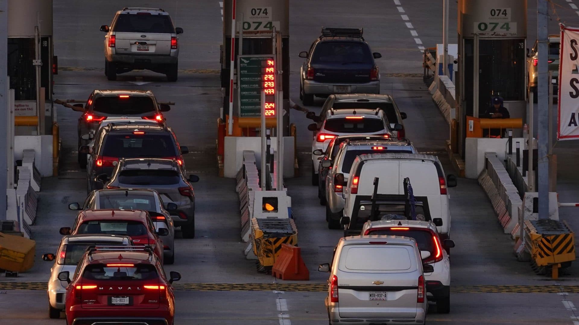 Autos en Caseta de Peaje. ¿Sabes cuál es el costo de las casetas de México- Acapulco?