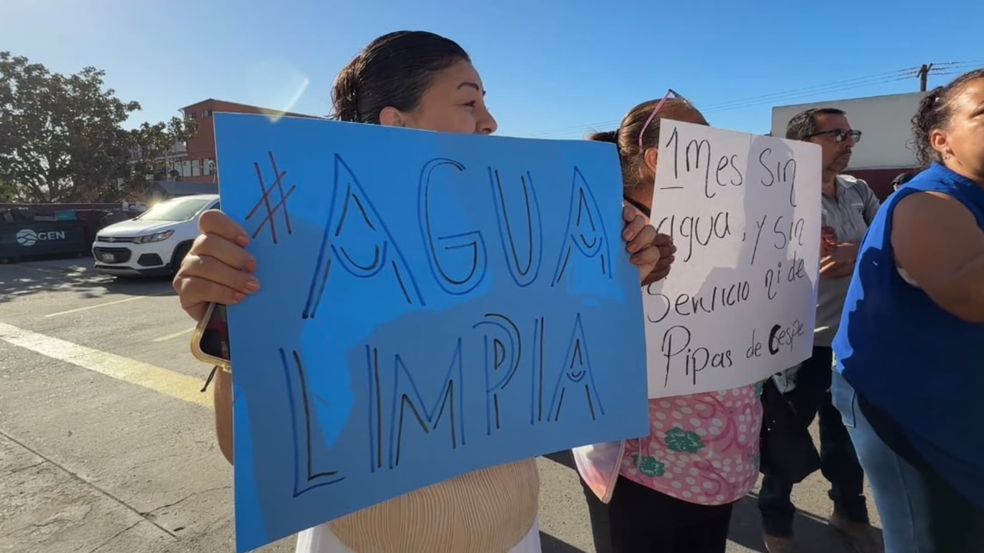 Vecinos Bloquean Acceso a Cespe en Ensenada por Falta de Agua Desde Hace Más de un Mes
