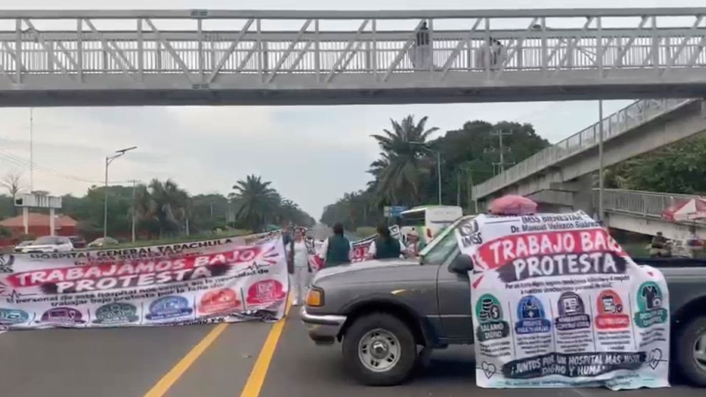 Sí Hay Bloqueo de Trabajadores del IMSS Bienestar: Cierran Carretera por Falta de Medicamentos