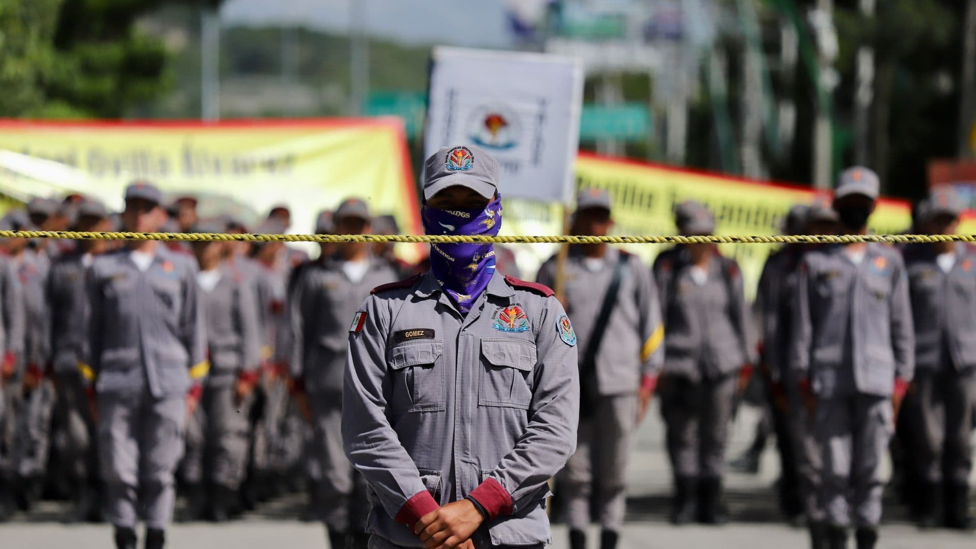 Alumnos de una escuela militarizada en Chiapas marcharon para evitar que sea cerrada. Foto: Cuartoscuro | Archivo