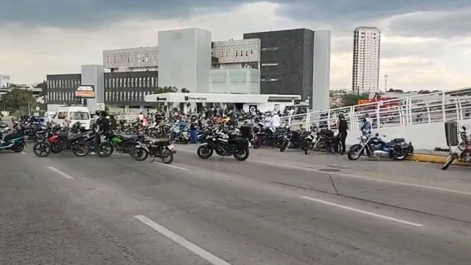 Motociclistas Bloquean Vía Atlixcáyotl en Puebla; Protestan Contra Cascos Engomados